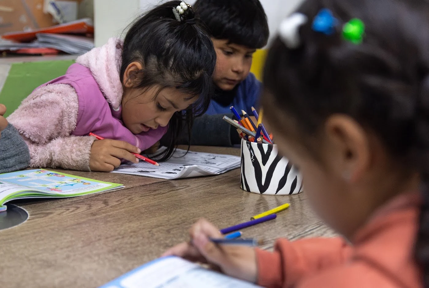Niñas y niños concentrados en sus actividades de aprendizaje