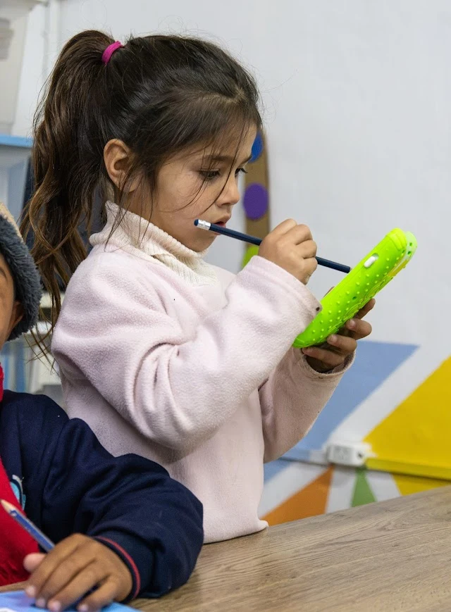 Una niña aprende y juega en el centro